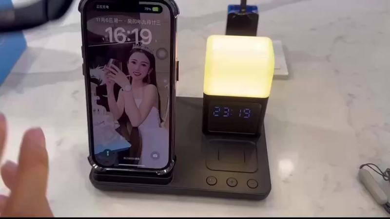 6 em 1 Carregador sem fio para celular de 15 W com funções de luz noturna de mesa e despertador