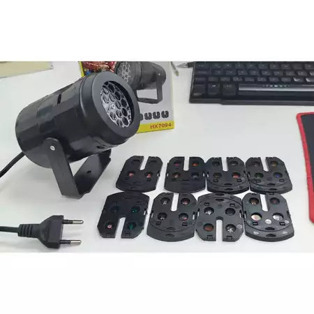 Projetor Luz LED Bivolt Natalino 8 cartoes 32 Desenhos Laser Decoracao Aniversario/Papai Noel/ Festas Hallowee h-7094